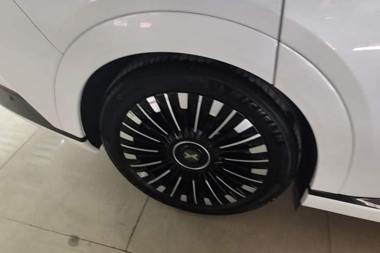 Used XPeng X9 2025 740 Ultra-Long Range Max Exterior 5