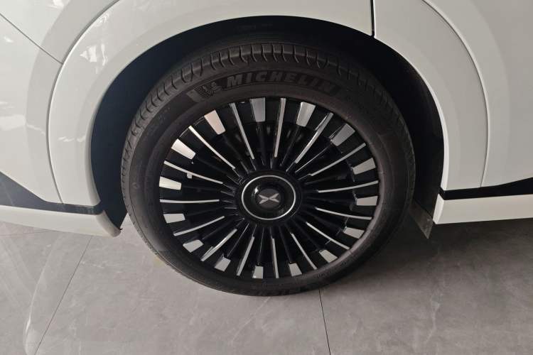 Used XPeng X9 2025 740 Ultra-Long Range Max Exterior 5