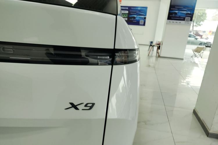 Used XPeng X9 2025 740 Ultra-Long Range Max Exterior 6