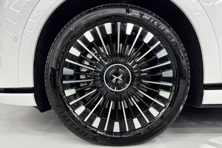Used XPeng X9 2025 740 Ultra-Long Range Max Exterior 6