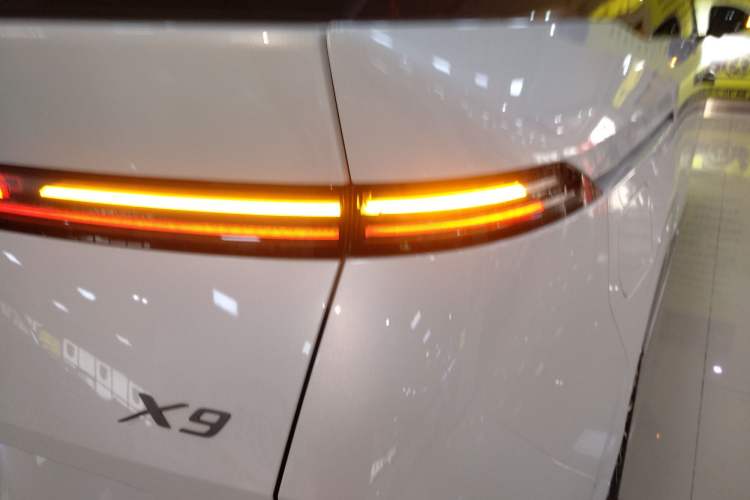 Used XPeng X9  Exterior 6