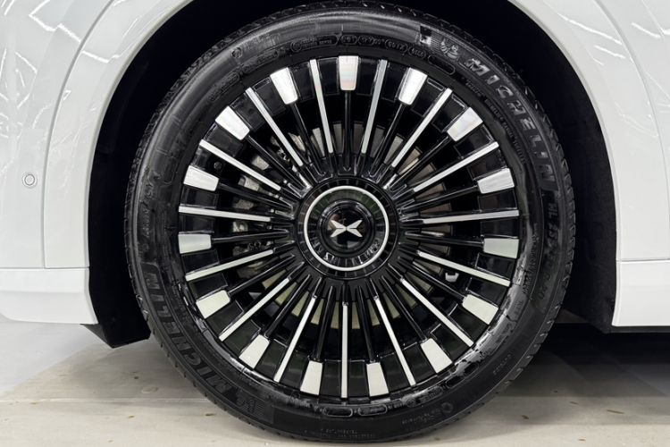 Used XPeng X9 2025 740 Ultra-Long Range Max Exterior 6