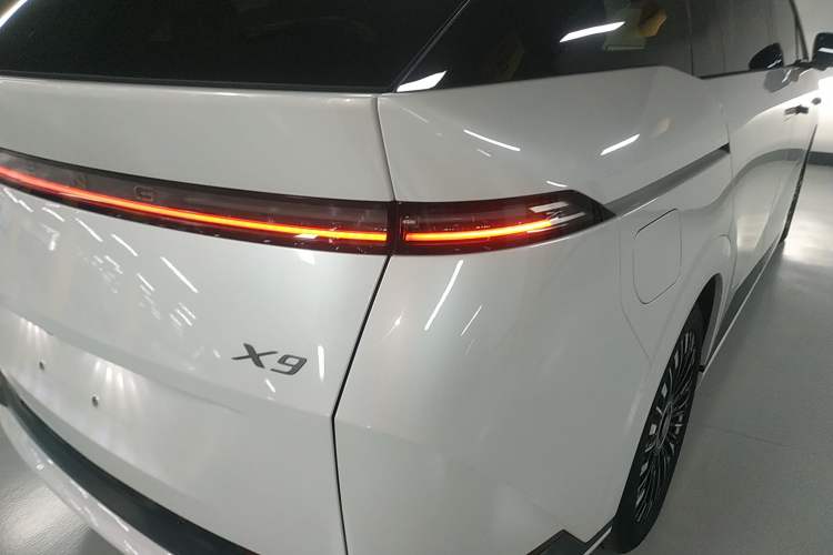 Used XPeng X9 2025 740 Ultra-Long Range Max Exterior 6