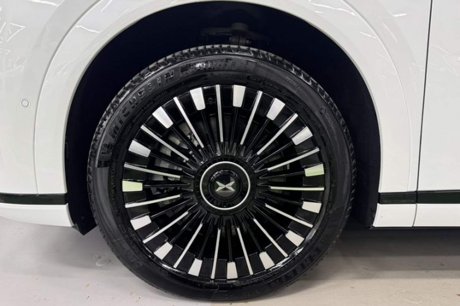 Used XPeng X9 2025 740 Ultra-Long Range Max Exterior 6