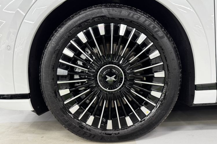 Used XPeng X9 2025 740 Ultra-Long Range Max Exterior 7