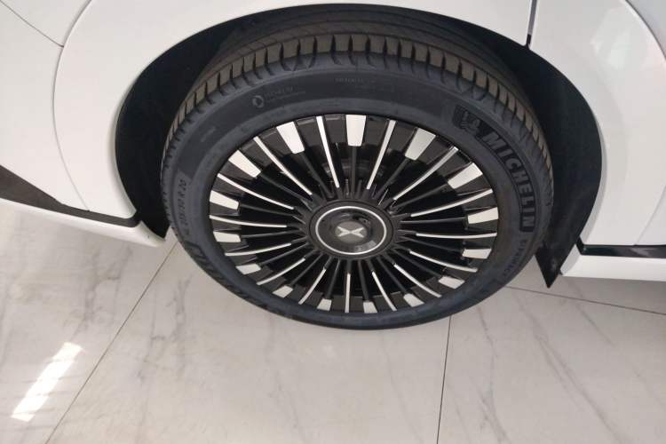 Used XPeng X9 2025 740 Ultra-Long Range Max Exterior 8