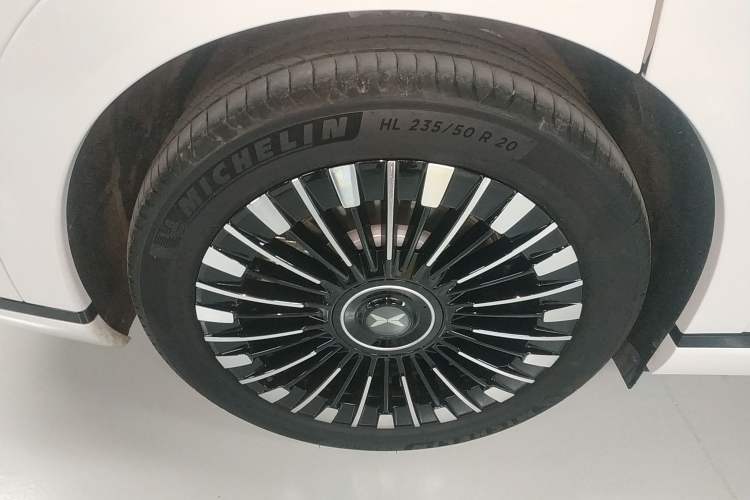 Used XPeng X9 2025 740 Ultra-Long Range Max Exterior 8