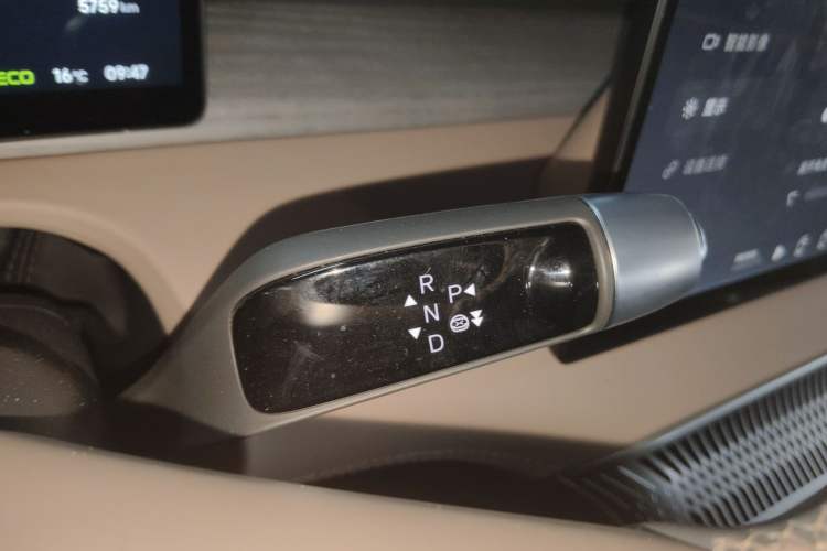 Used XPeng X9 2025 740 Ultra-Long Range Max Gear Lever