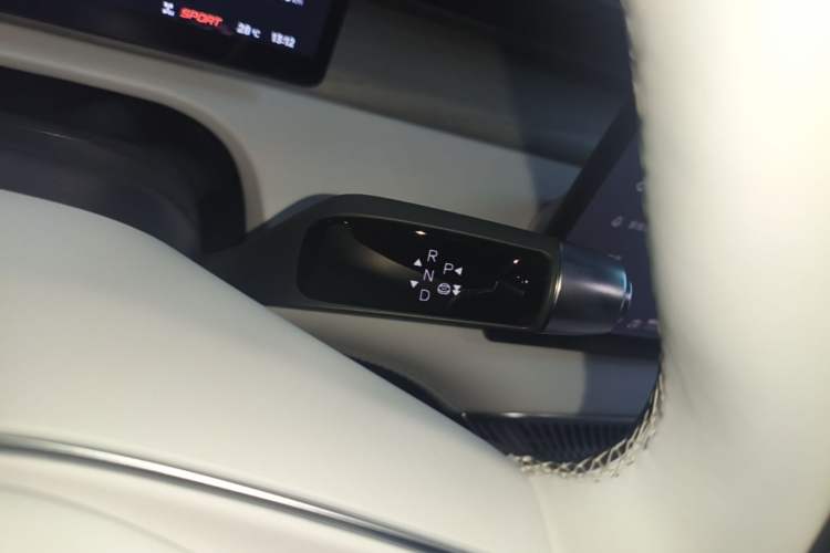 Used XPeng X9 2025 650 Long-Range Max Gear Lever