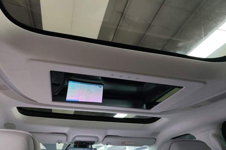 Used XPeng X9 2025 650 Long-Range Max Headliner