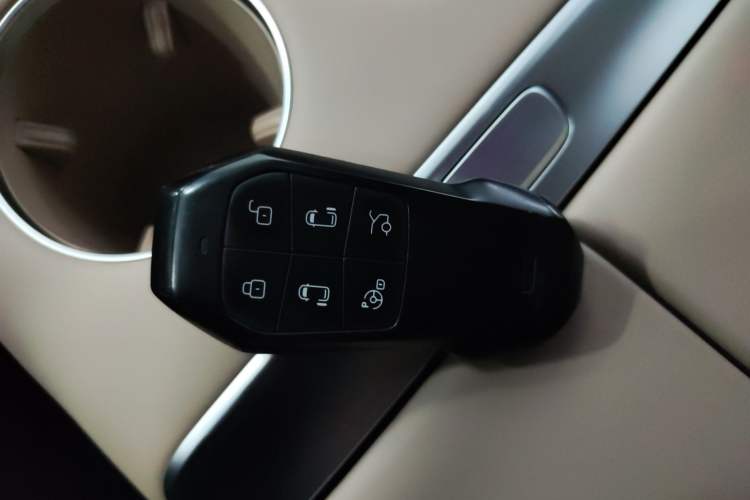 Used XPeng X9 2025 740 Ultra-Long Range Max Interior 1