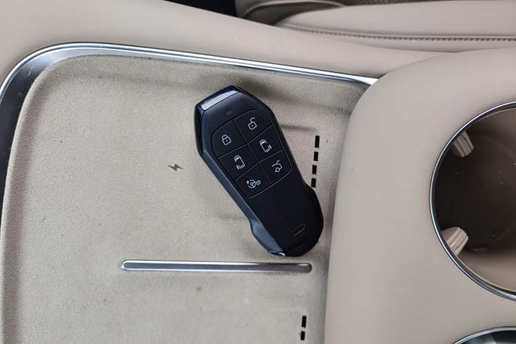 Used XPeng X9 2025 740 Ultra-Long Range Max Interior 1