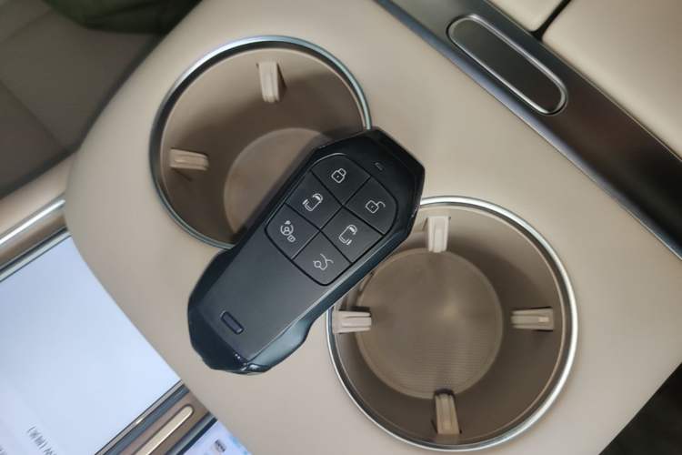 Used XPeng X9 2025 740 Ultra-Long Range Max Interior 1