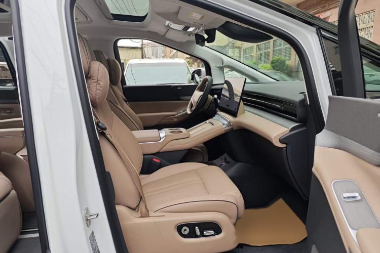 Used XPeng X9 2025 650 Long-Range Max Interior 10