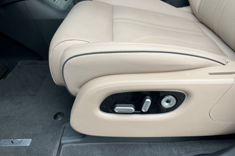 Used XPeng X9 2025 740 Ultra-Long Range Max Interior 10