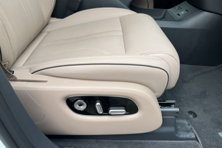 Used XPeng X9 2025 740 Ultra-Long Range Max Interior 11