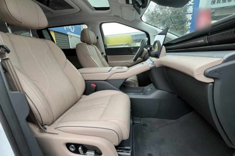 Used XPeng X9 2025 740 Ultra-Long Range Max Interior 12