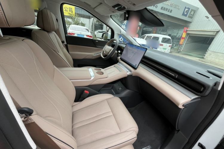 Used XPeng X9 2025 740 Ultra-Long Range Max Interior 13