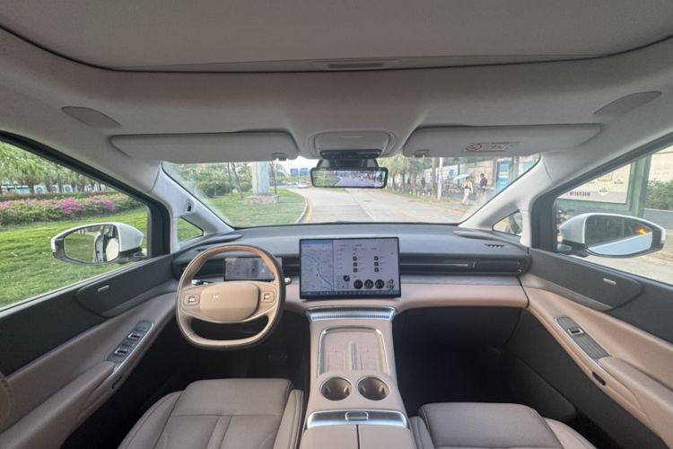 Used XPeng X9 2025 740 Ultra-Long Range Max Interior 2