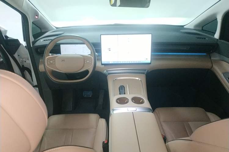 Used XPeng X9 2025 740 Ultra-Long Range Max Interior 2