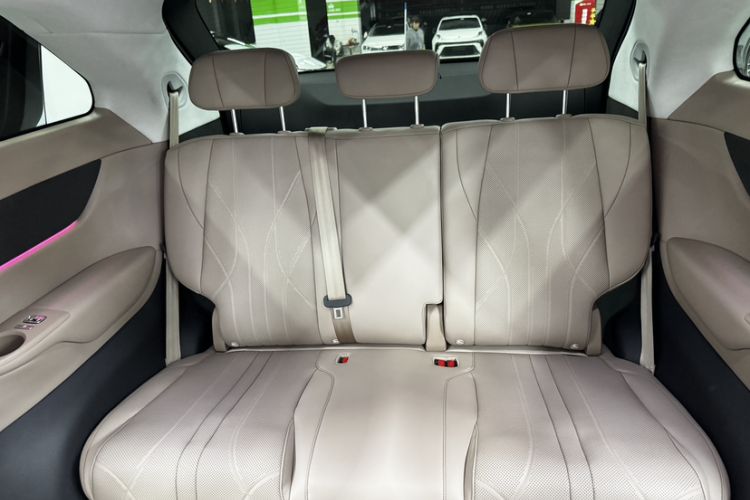 Used XPeng X9 2025 740 Ultra-Long Range Max Interior 2