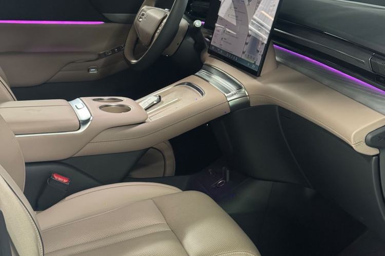 Used XPeng X9 2025 740 Ultra-Long Range Max Interior 3