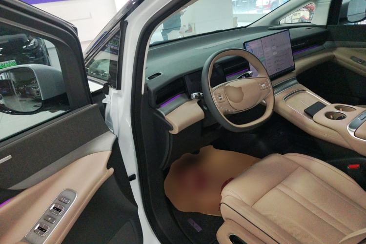 Used XPeng X9 2025 740 Ultra-Long Range Max Interior 3
