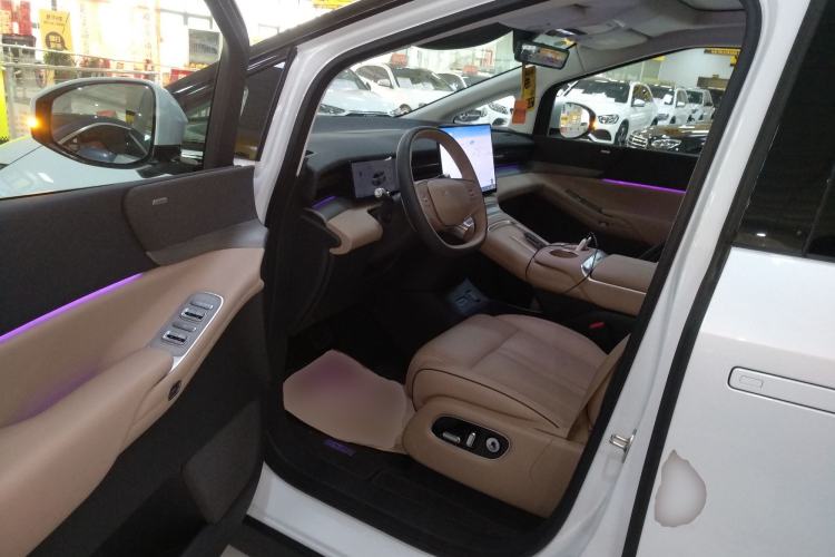 Used XPeng X9  Interior 3