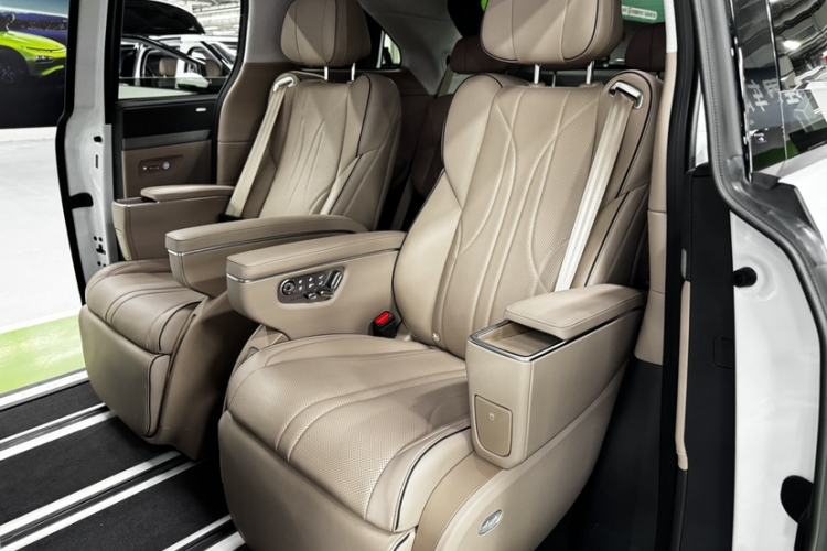 Used XPeng X9 2025 740 Ultra-Long Range Max Interior 3