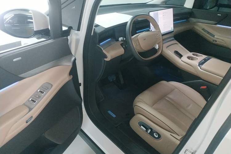 Used XPeng X9 2025 740 Ultra-Long Range Max Interior 3