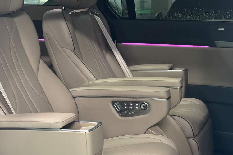 Used XPeng X9 2025 740 Ultra-Long Range Max Interior 4