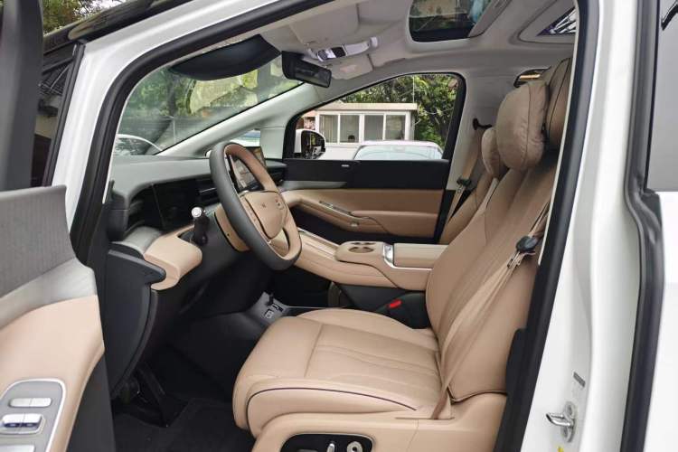 Used XPeng X9 2025 650 Long-Range Max Interior 4
