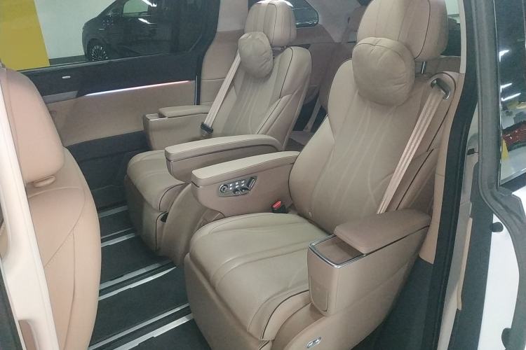 Used XPeng X9 2025 740 Ultra-Long Range Max Interior 4
