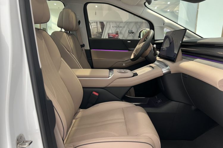 Used XPeng X9 2025 740 Ultra-Long Range Max Interior 4
