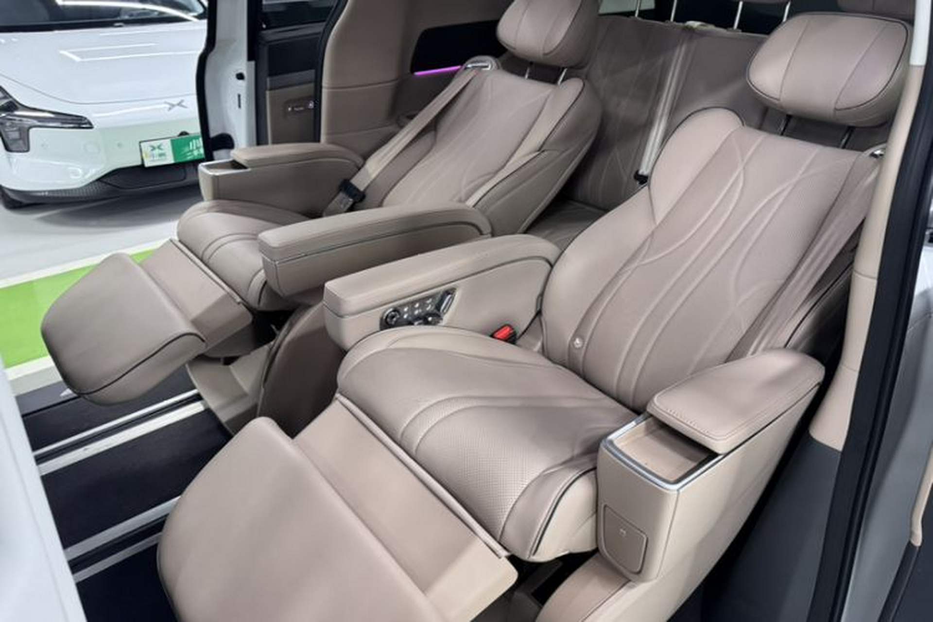 Used XPeng X9 2025 740 Ultra-Long Range Max Interior 4