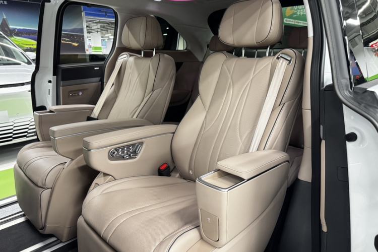 Used XPeng X9 2025 740 Ultra-Long Range Max Interior 4