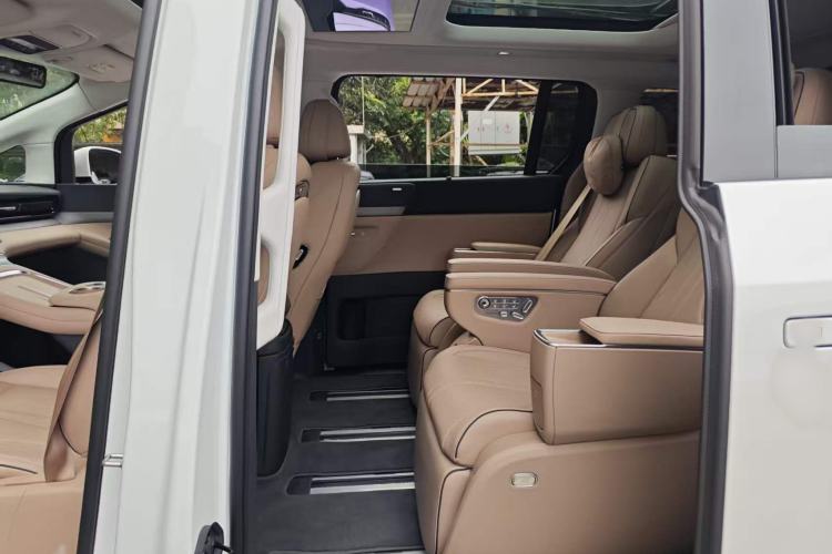 Used XPeng X9 2025 650 Long-Range Max Interior 5