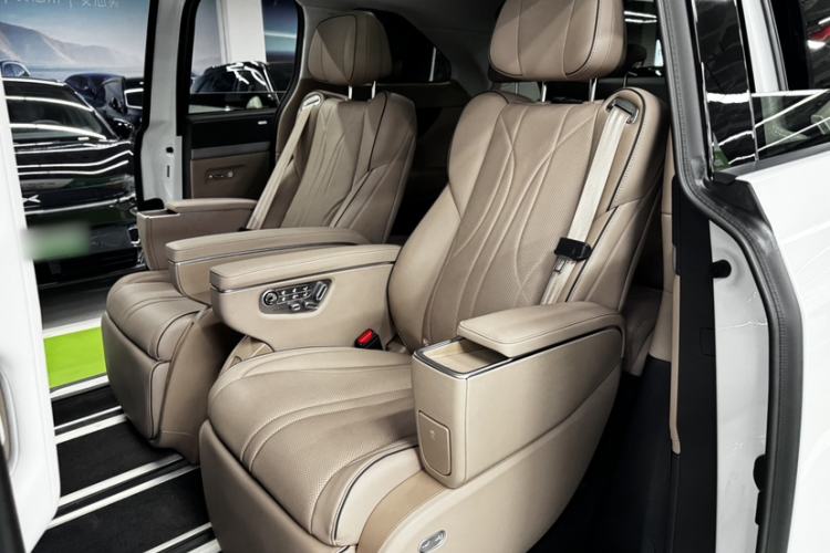 Used XPeng X9 2025 740 Ultra-Long Range Max Interior 5