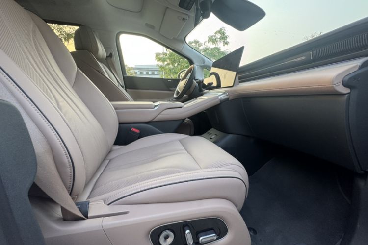 Used XPeng X9 2025 740 Ultra-Long Range Max Interior 5