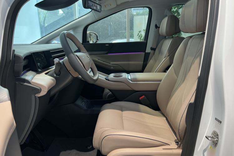 Used XPeng X9 2025 740 Ultra-Long Range Max Interior 5