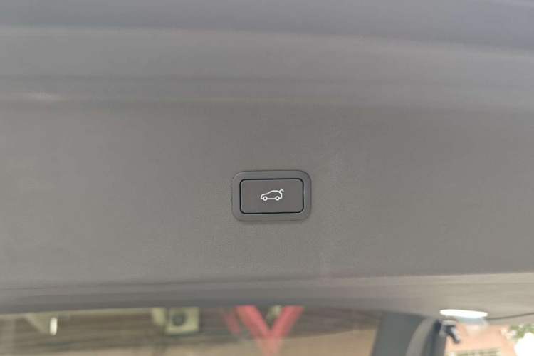 Used XPeng X9 2025 650 Long-Range Max Interior 6