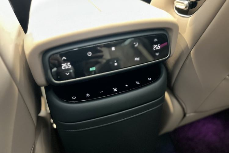 Used XPeng X9 2025 740 Ultra-Long Range Max Interior 7