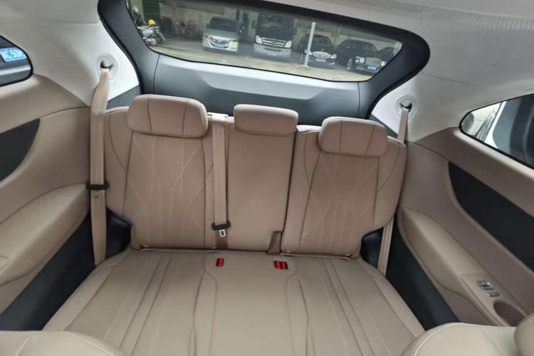 Used XPeng X9 2025 650 Long-Range Max Interior 8