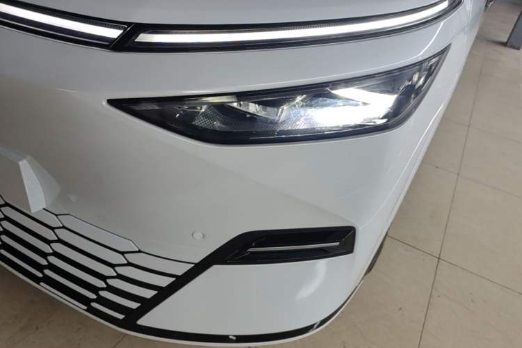 Used XPeng X9 2025 740 Ultra-Long Range Max Left Front Headlight