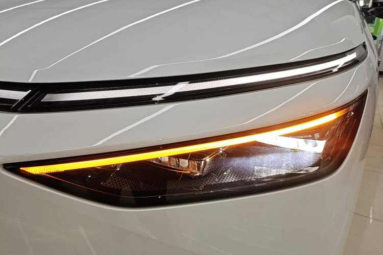 Used XPeng X9 2025 740 Ultra-Long Range Max Left Front Headlight