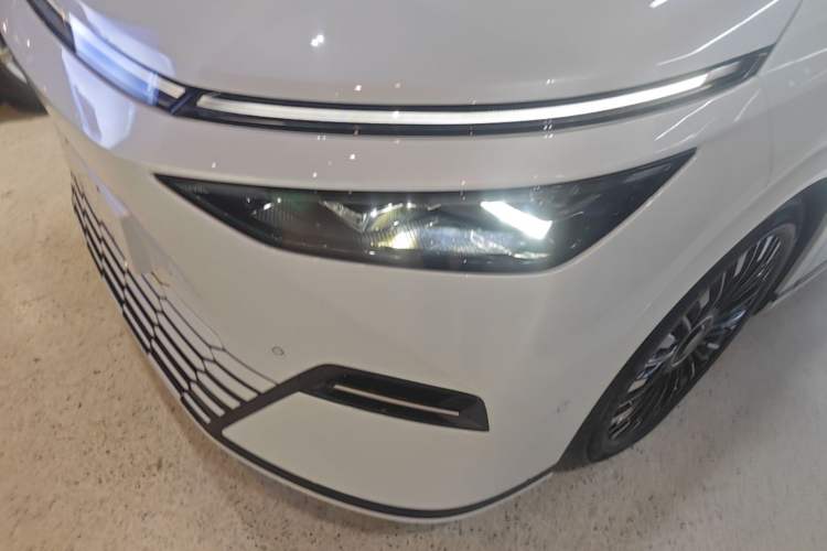 Used XPeng X9 2025 740 Ultra-Long Range Max Left Front Headlight