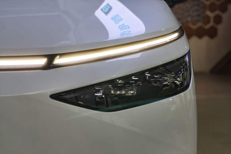 Used XPeng X9 2025 740 Ultra-Long Range Max Left Front Headlight