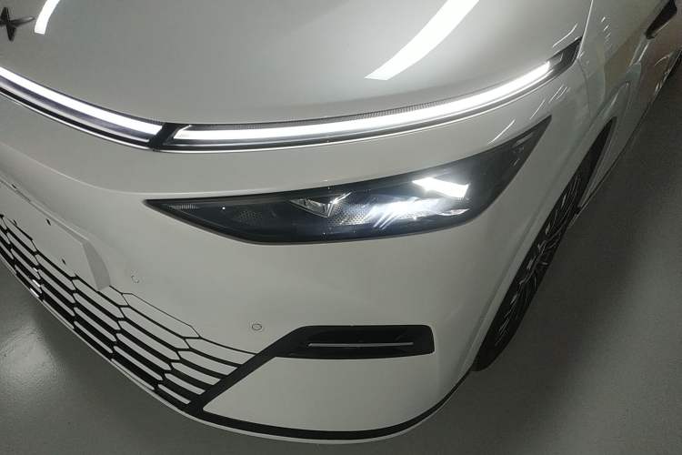 Used XPeng X9 2025 740 Ultra-Long Range Max Left Front Headlight
