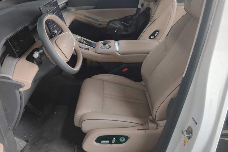 Used XPeng X9 2025 740 Ultra-Long Range Max Left Front Seat