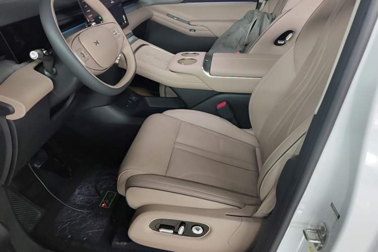Used XPeng X9 2025 740 Ultra-Long Range Max Left Front Seat